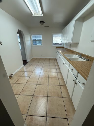 Riverside Care-Ready Home for Lease — kitchen