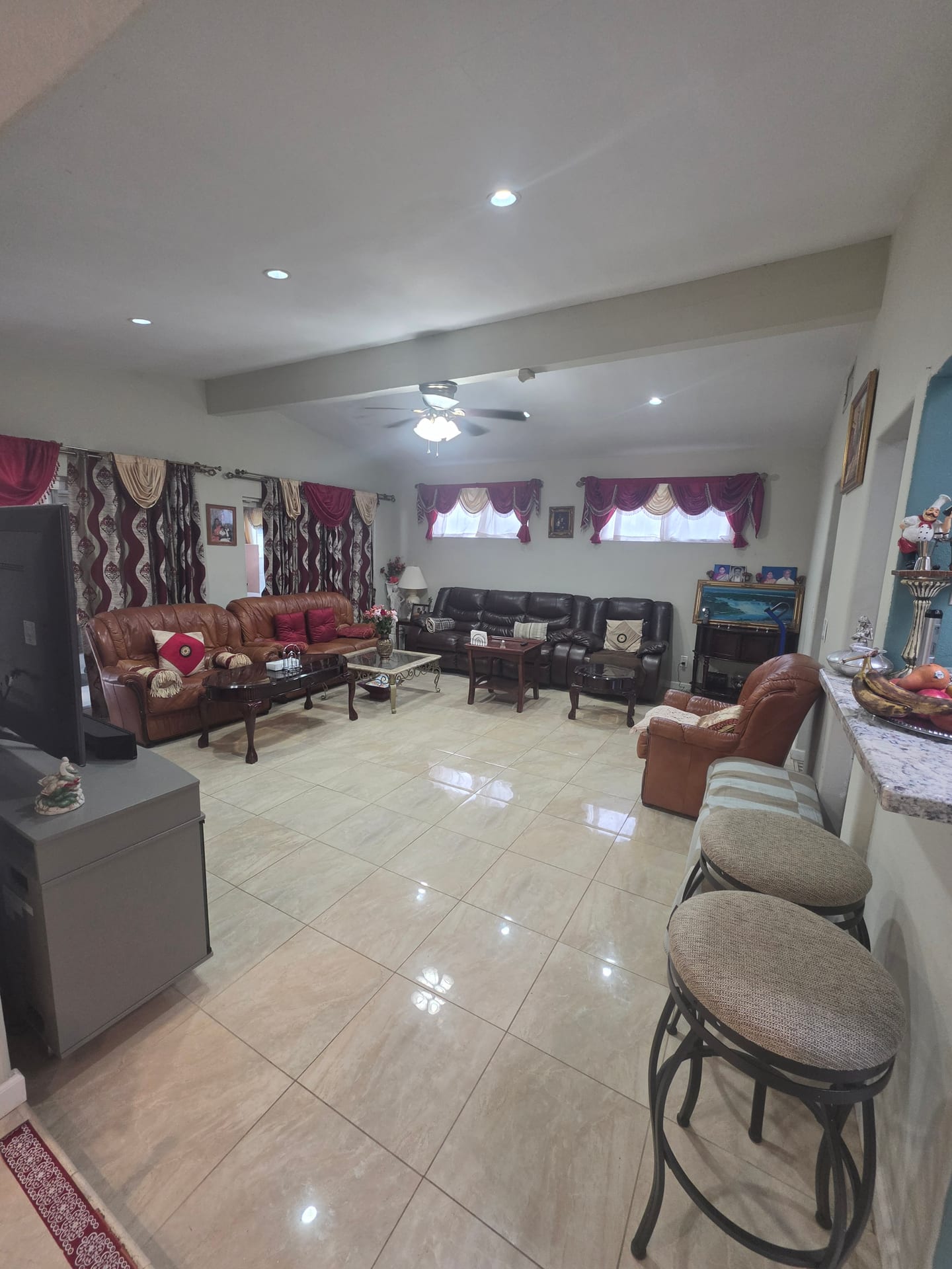 Vacant Care-Ready Property for Lease in Woodland Hills, CA — family room