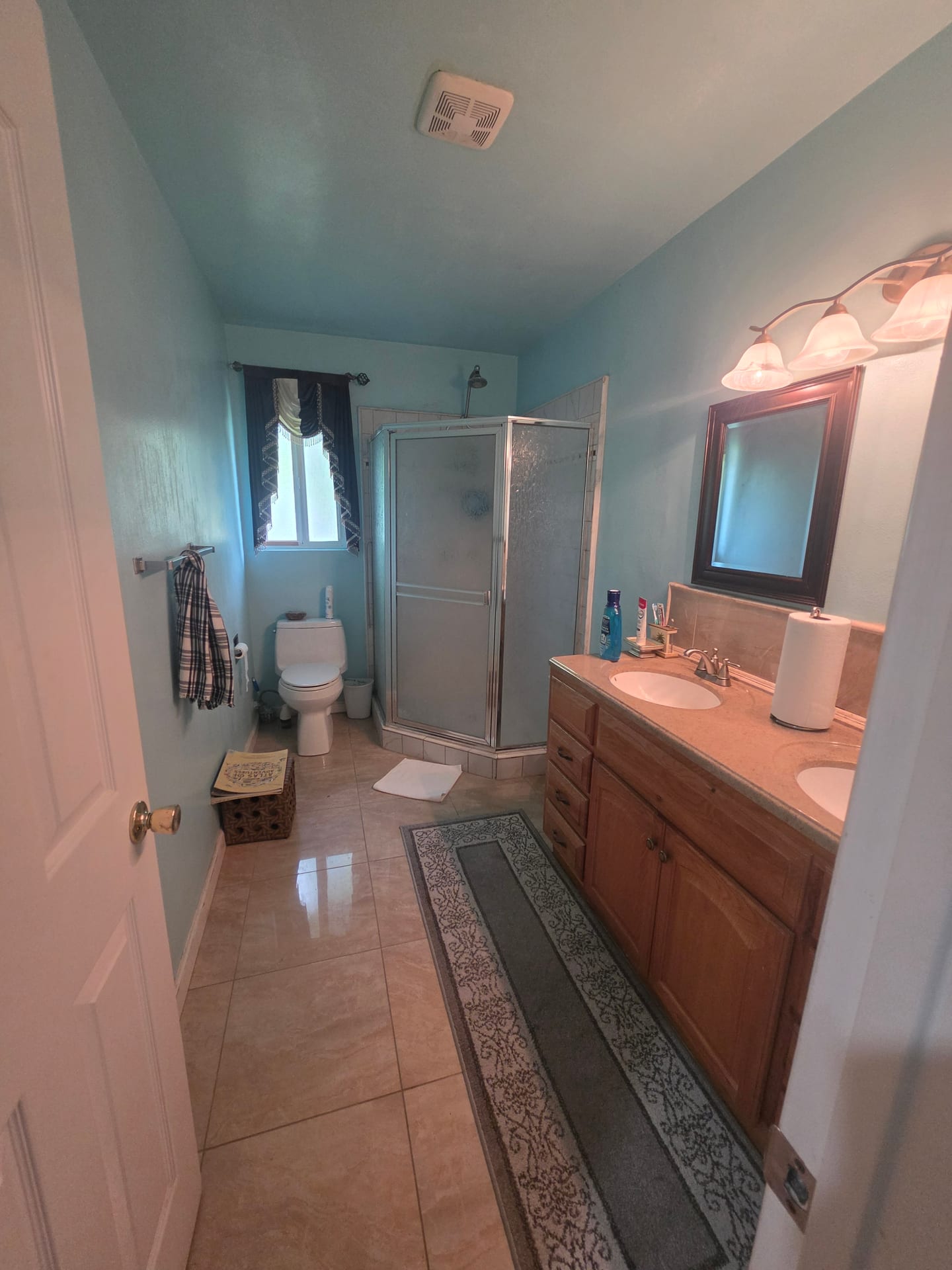 Vacant Care-Ready Property for Lease in Woodland Hills, CA — bathroom