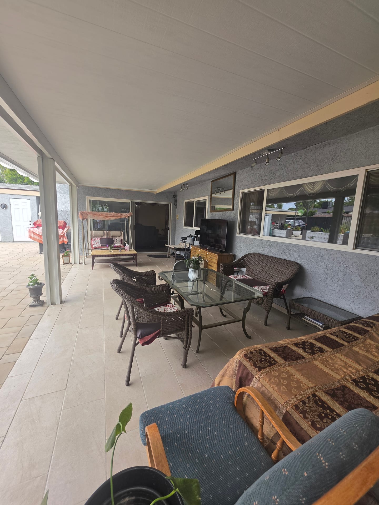 Vacant Care-Ready Property for Lease in Woodland Hills, CA — patio